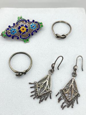 LOT: 109: Cloisonne Enamel Filigree Floral Brooch/Pin and Filigree Pierced Earrings Plus Two Silver Rings - Sizes 4 and 6