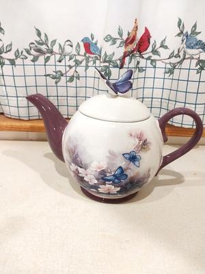 +TWO COLLECTIBLE TEAPOTS