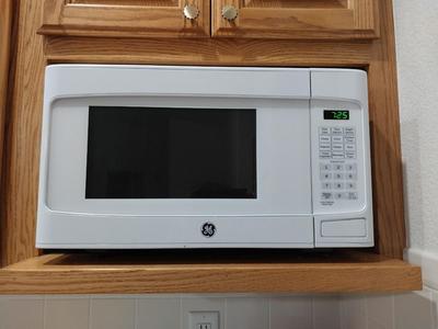 SMALL GE MICROWAVE