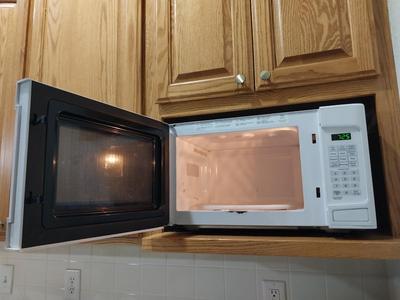 SMALL GE MICROWAVE