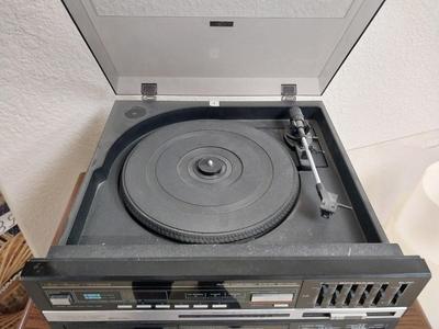 FISHER STEREO WITH TURNTABLE AND SPEAKERS