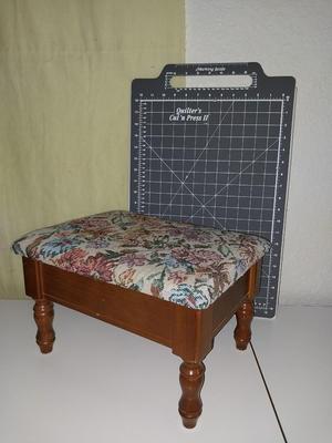 SEWING STOOL WITH THREADS INSIDE AND QUILTERS MAT