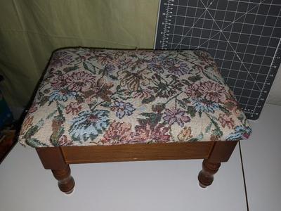 SEWING STOOL WITH THREADS INSIDE AND QUILTERS MAT