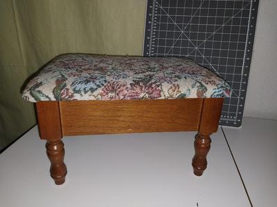 SEWING STOOL WITH THREADS INSIDE AND QUILTERS MAT