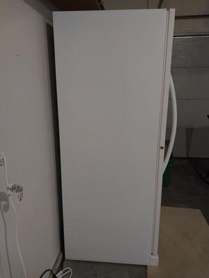 FRIGIDAIRE UPRIGHT FREEZER