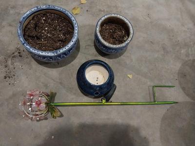 THREE CERAMIC POTS AND SOLAR POWERED FLOWER