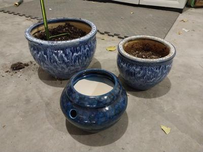 THREE CERAMIC POTS AND SOLAR POWERED FLOWER