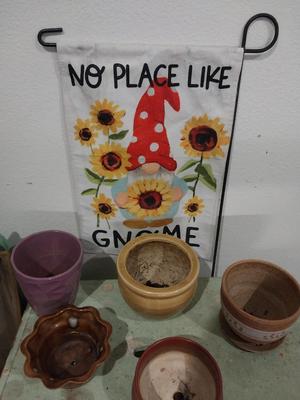 PLANTING POTS AND YARD FLAG