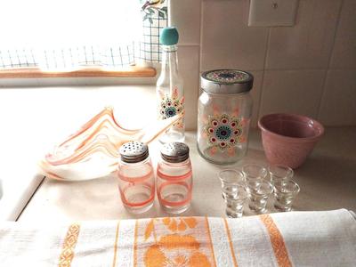 STAINGLASS SWANE-VINTAGE SALT & PEPPER SHAKERS-HAND PAINTED JAR & BOTTLE-VINTAGE TABLECLOTH