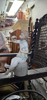 Lladro #1080 Gloss glaze finish Girl with Doll 7" tall