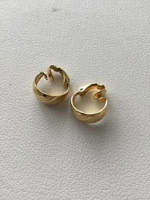 Vintage unmarked fashion clip on earrings