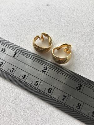 Vintage unmarked fashion clip on earrings