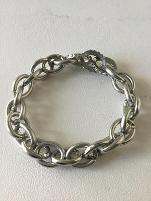 Beautiful silver tone chain link fashion bracelet