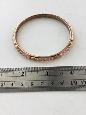 Unmarked fashion bracelet