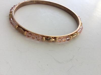 Unmarked fashion bracelet