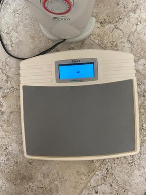 DELONGHI SAFE HEATER, INDIGLO DIGITAL SCALE AND COZY THROW BLANKET