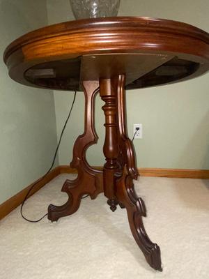 ANTIQUE WALNUT SIDE TABLE ON CASTERS AND A LEAD CRYSTAL CUT LAMP