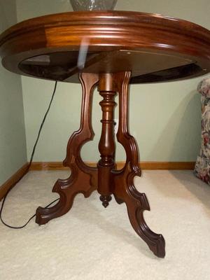 ANTIQUE WALNUT SIDE TABLE ON CASTERS AND A LEAD CRYSTAL CUT LAMP