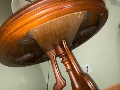 ANTIQUE WALNUT SIDE TABLE ON CASTERS AND A LEAD CRYSTAL CUT LAMP