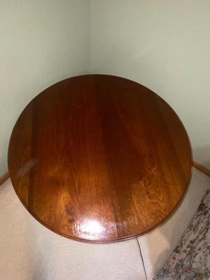 ANTIQUE WALNUT SIDE TABLE ON CASTERS AND A LEAD CRYSTAL CUT LAMP