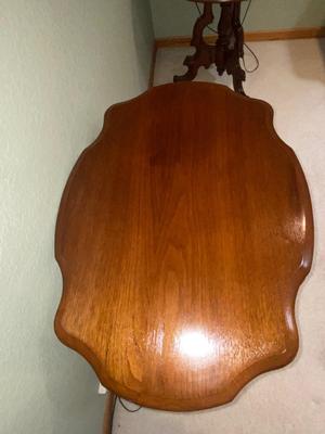 ANTIQUE PARLOR TABLE ON CASTERS AND A HEAVY CRYSTAL CUT LAMP