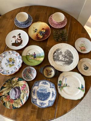 Various plates, bowls, cups/saucers