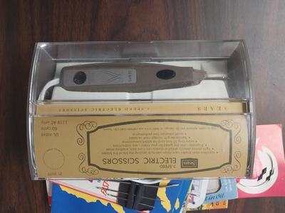 SEARS 3 SPEED ELECTRIC SCISSORS AND VINTAGE NEEDLE PACKS