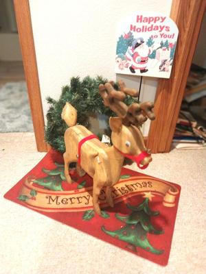 WOODEN REINDEER-RUG-WREATH AND SIGN