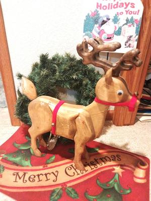 WOODEN REINDEER-RUG-WREATH AND SIGN