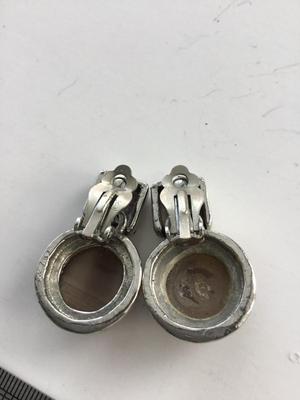 Unmarked beautiful vintage clip on earrings