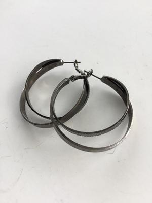 Unmarked black fashion hoop earrings