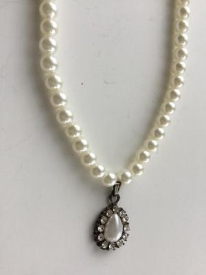 Beautiful faux pearl fashion necklace