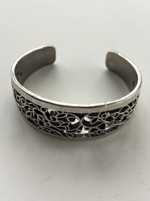 Silver tone beautiful fashion cuff