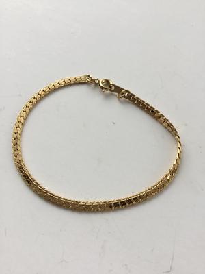 Unmarked gold tone chain like bracelet