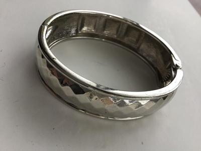 Unmarked fashion bangle bracelet