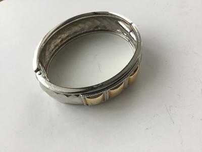 Unmarked fashion bangle bracelet