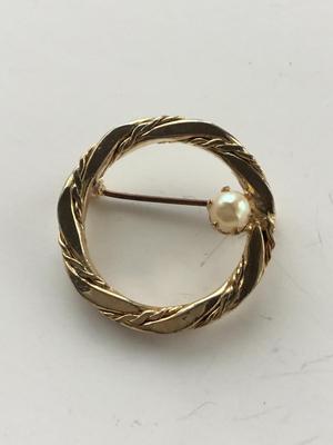 Unmarked gold tone vintage pin