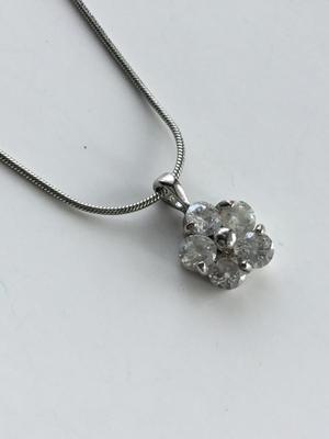 Unmarked flower fashion necklace