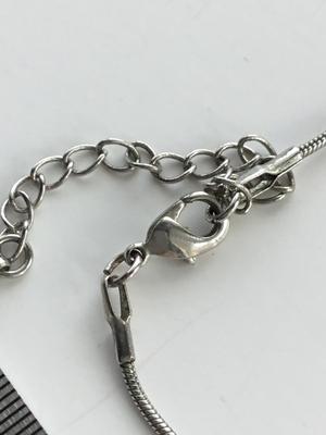 Unmarked flower fashion necklace