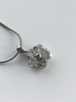 Unmarked flower fashion necklace
