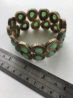 Beautiful green stretchy fashion bracelet