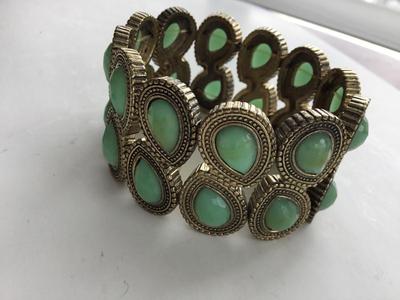 Beautiful green stretchy fashion bracelet