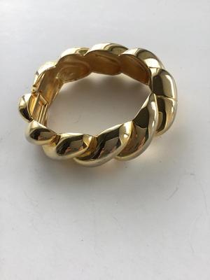 Gold tone fashion bracelet