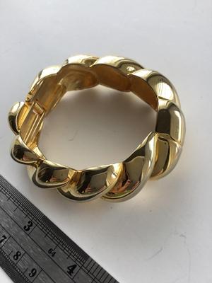 Gold tone fashion bracelet