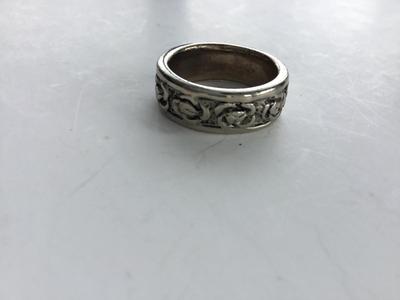 Unmarked roses fashion ring