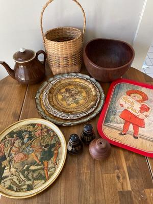 Hall teapot, wood trays, metal God Jul tray, and wooden bowl