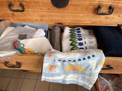 Large lot of kitchen linens
