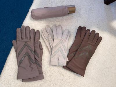 LADIES ISOTONER GLOVES AND MATCHING UMBRELLA