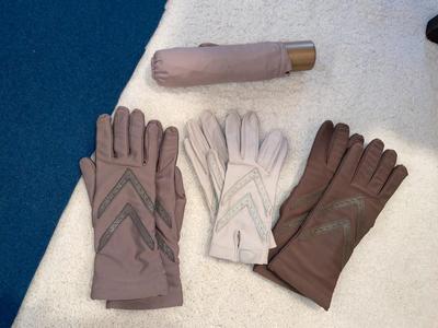 LADIES ISOTONER GLOVES AND MATCHING UMBRELLA