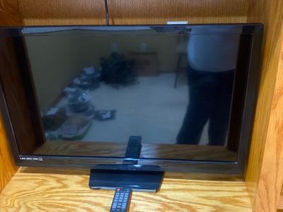 EMERSON LED 32" TV AND TOSHIBA DVD/VCR COMBO